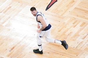 KAIYUN SPORTS-湖人今日战火箭去年今日：东契奇打火箭轰47+12+7 三分16中9