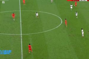 开云官方网站-媒体人质疑草坪状况：这球是什么运动轨迹？这场地条件也忒…